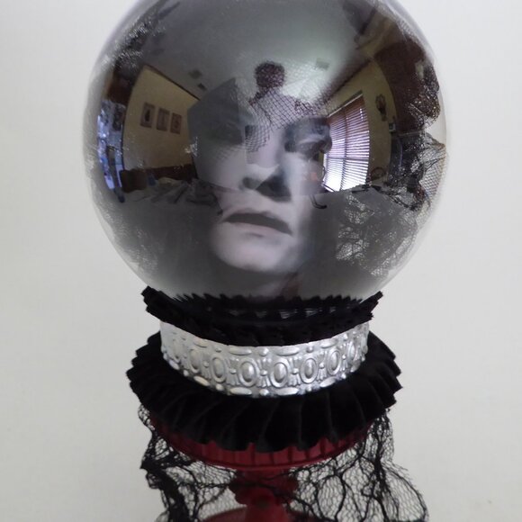 NEW DISNEY HAUNTED MANSION MADAME LEOTA CRYSTAL BALL PROP ODDITY - Picture 5 of 15